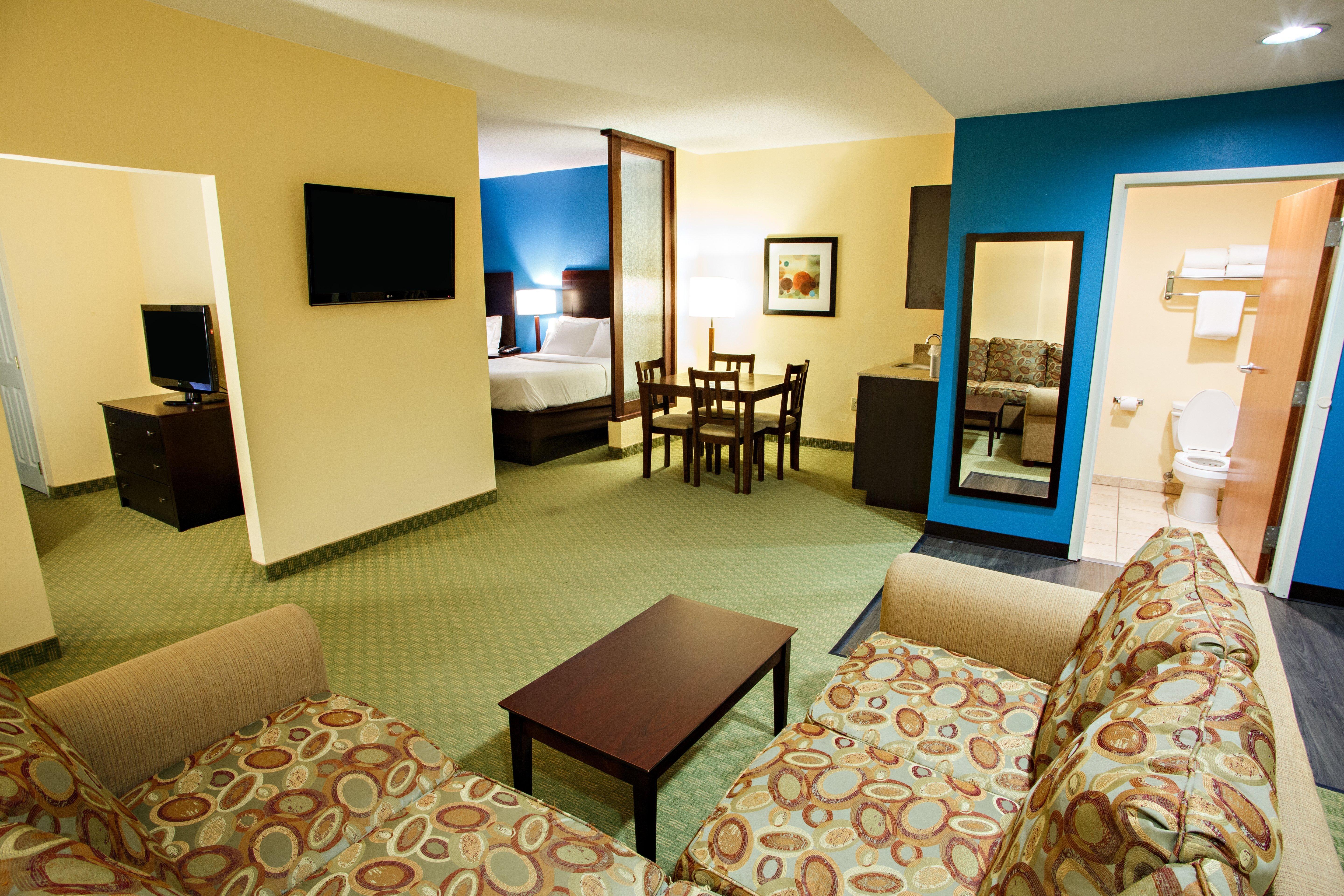 Holiday Inn Express & Suites Harrisburg West Hotel 3*