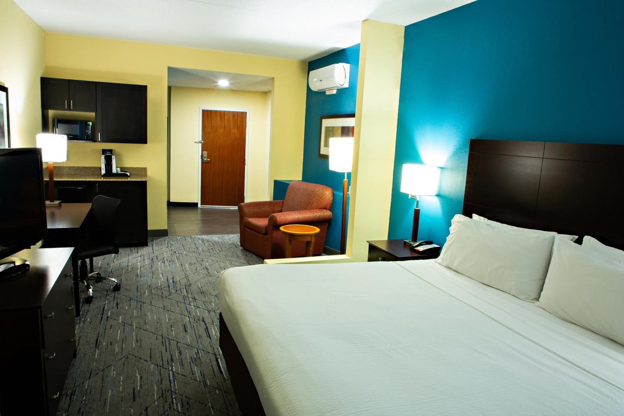 Holiday Inn Express & Suites Harrisburg West Hotel 3*