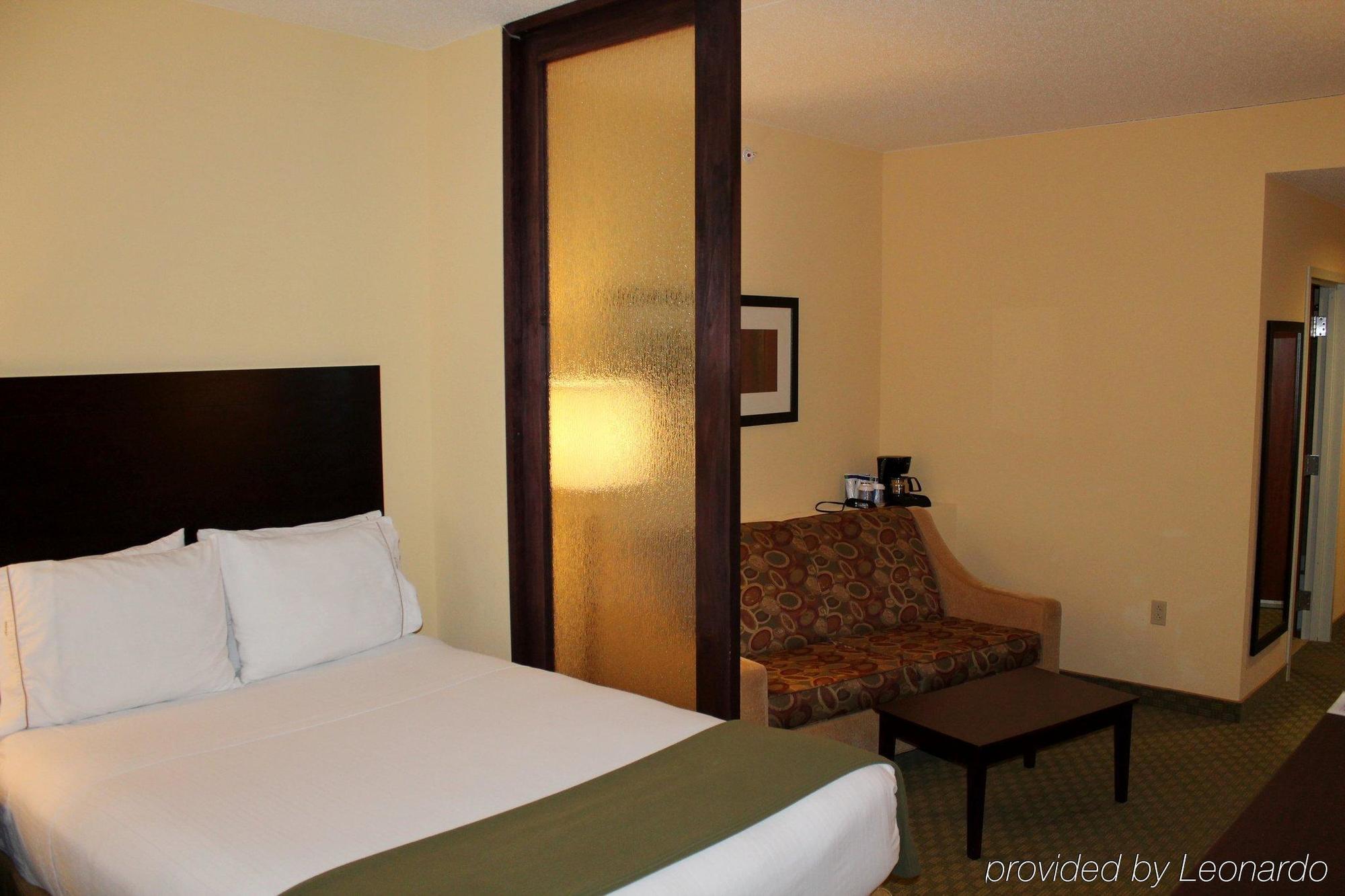 Holiday Inn Express & Suites Harrisburg West 3*