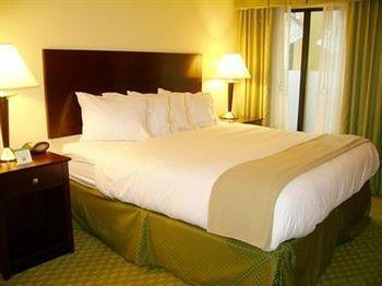 Holiday Inn Express & Suites Harrisburg West Hotel 3*