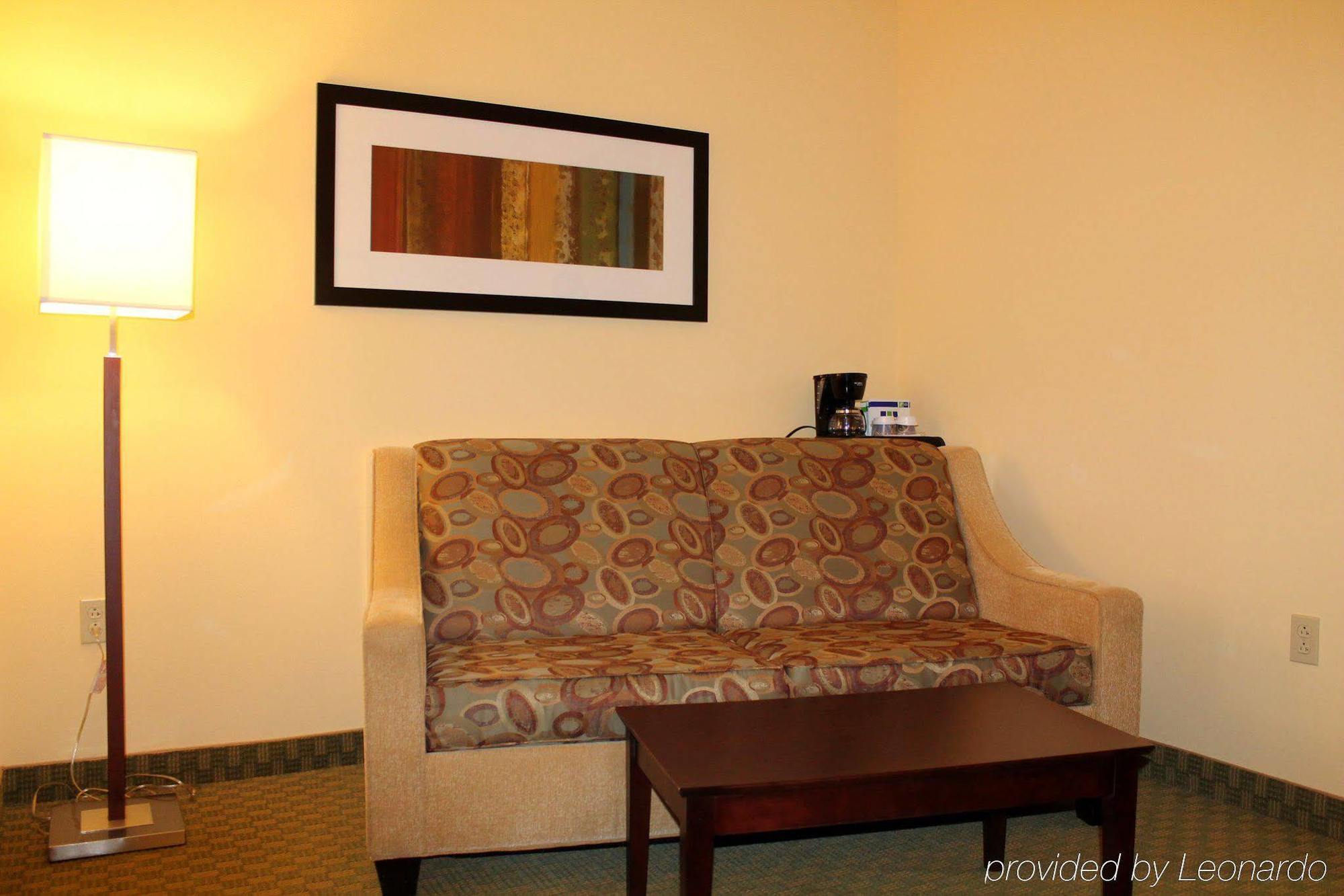 Holiday Inn Express & Suites Harrisburg West Hotel 3*