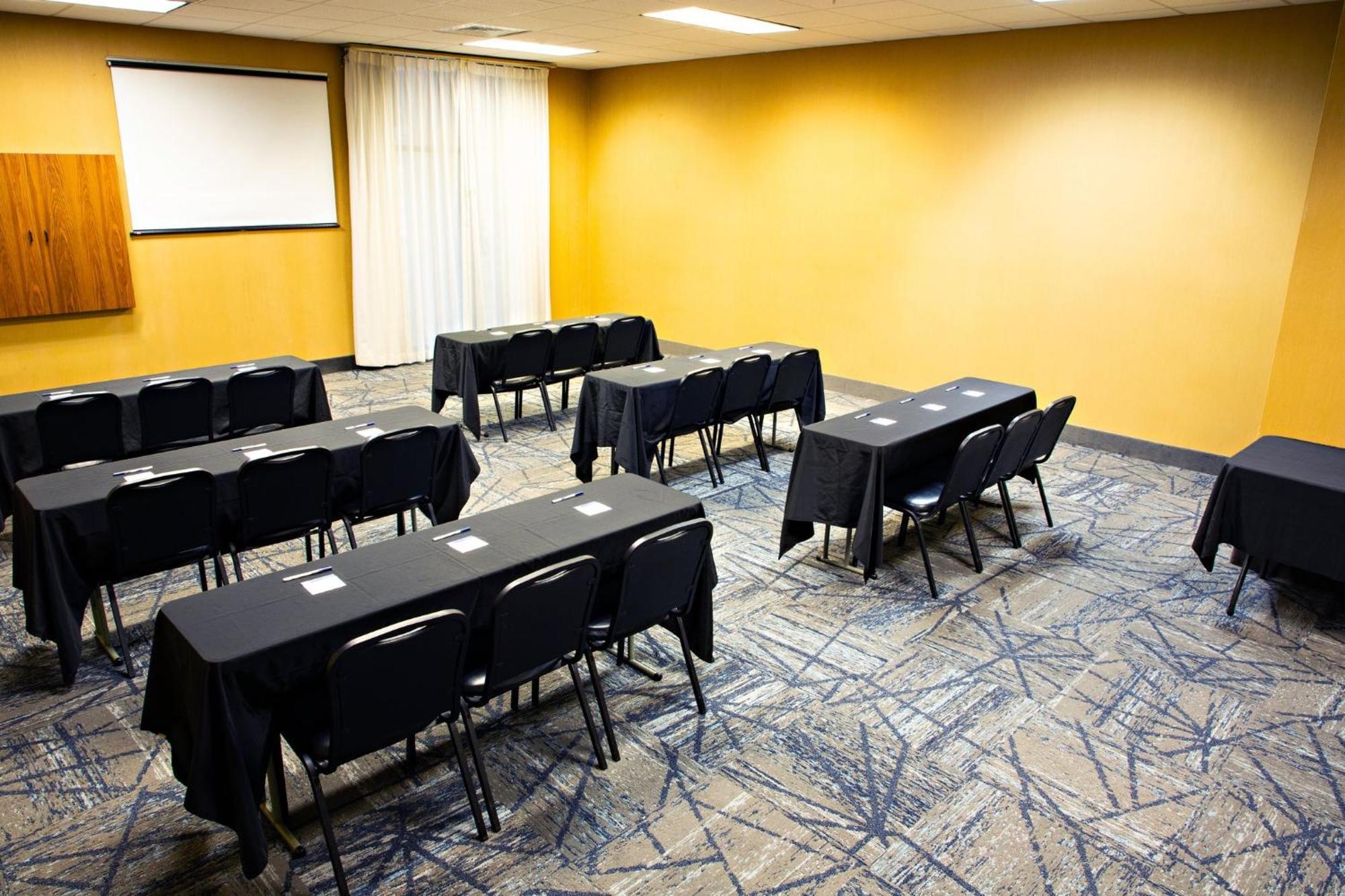 Holiday Inn Express & Suites Harrisburg West Mechanicsburg