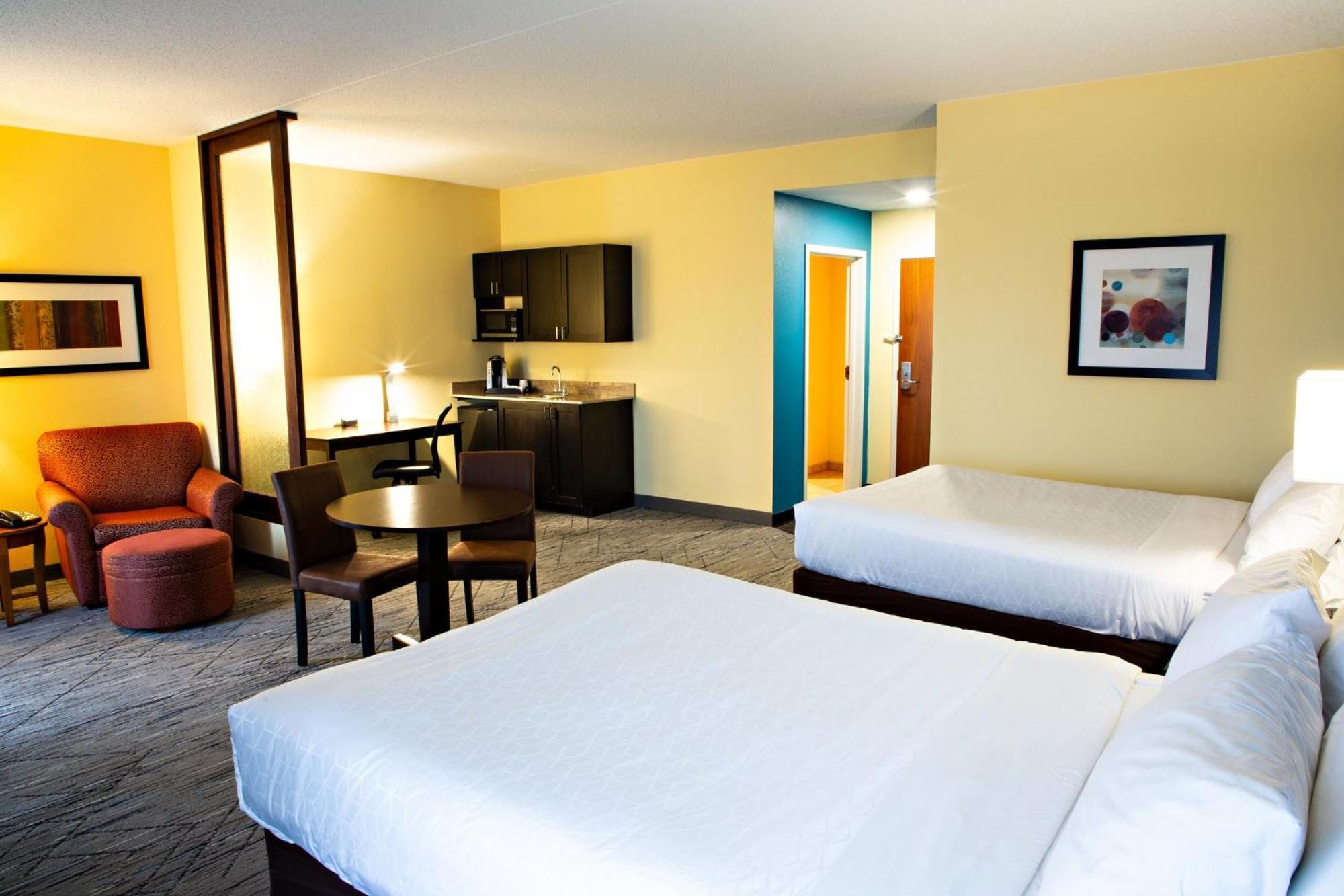 Holiday Inn Express & Suites Harrisburg West