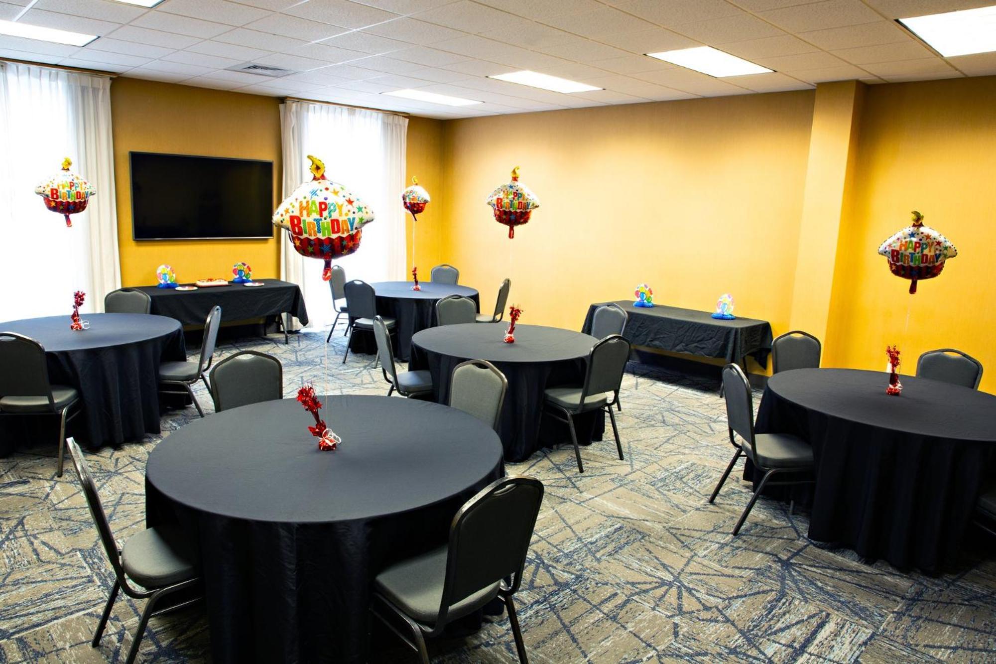 Holiday Inn Express & Suites Harrisburg West Mechanicsburg